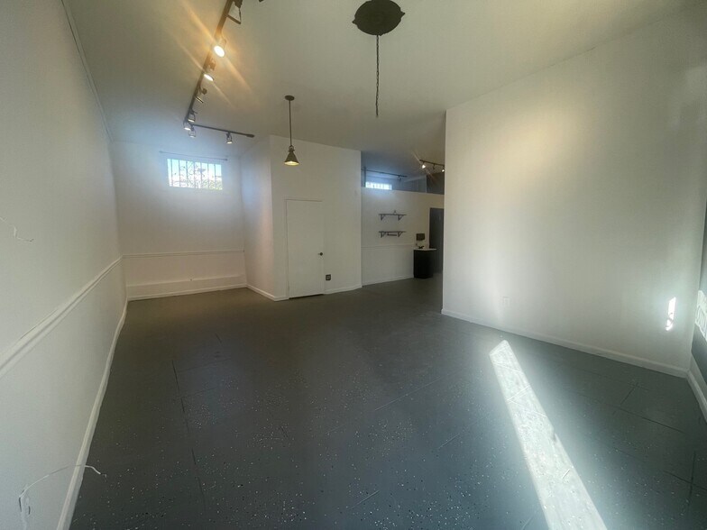 More Photos Of 161-163 S Crescent Heights Blvd, Los Angeles Storefront Retail Residential For Lease