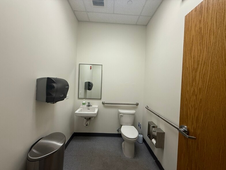 More Photos Of 900 S Milwaukee Ave, Vernon Hills Freestanding For Lease