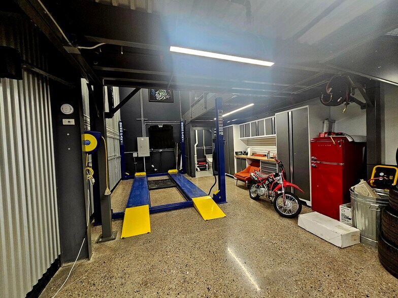 More Photos Of 48 Pit Ln, Pontiac Parking Garage For Sale