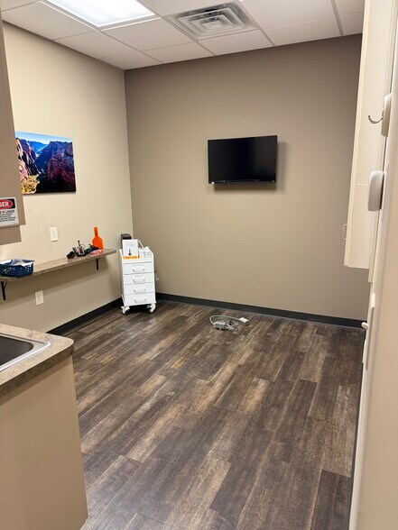 More Photos Of 670 Johnson Ferry Rd, Marietta Medical For Lease