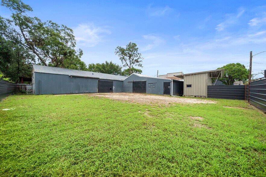 More Photos Of 120 N Bryan St, Houston Warehouse For Lease