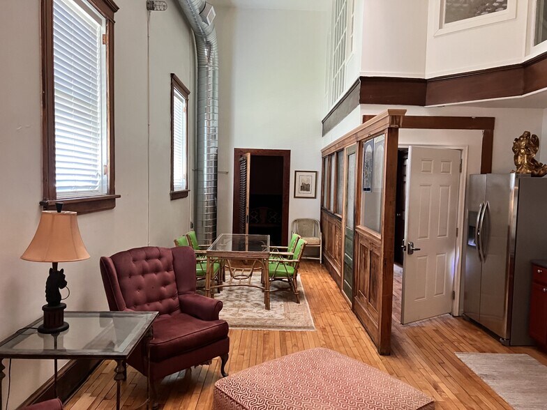 More Photos Of 339 Madison Ave, Memphis Storefront Retail Office For Lease