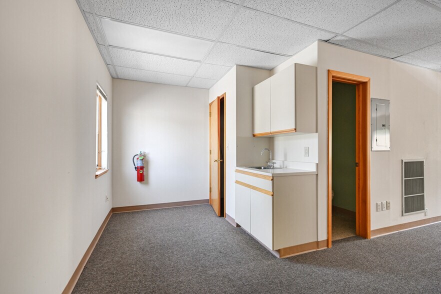 More Photos Of 15 Rockland Ter, Verona Office For Lease