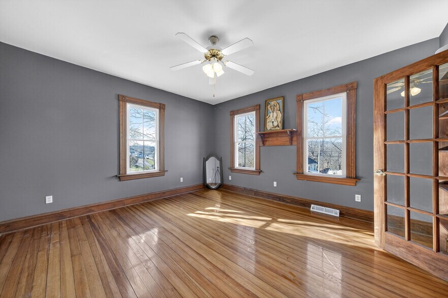 More Photos Of 1011 Market St, Hermann General Retail For Sale