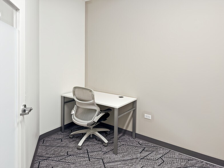 More Photos Of 2828 N Clark St, Chicago Coworking Space