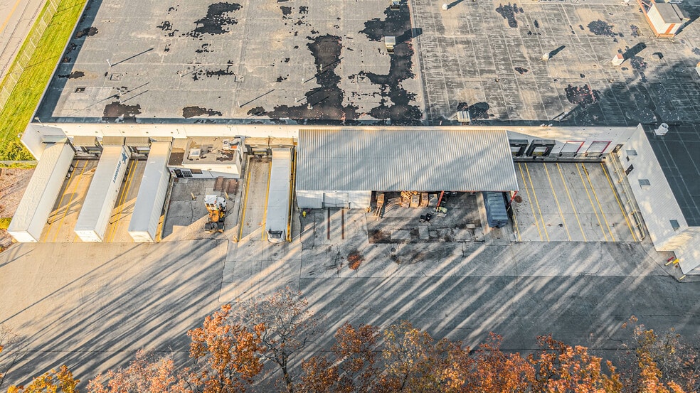 More Photos Of 2800 Estes St, Norton Shores Manufacturing For Sale