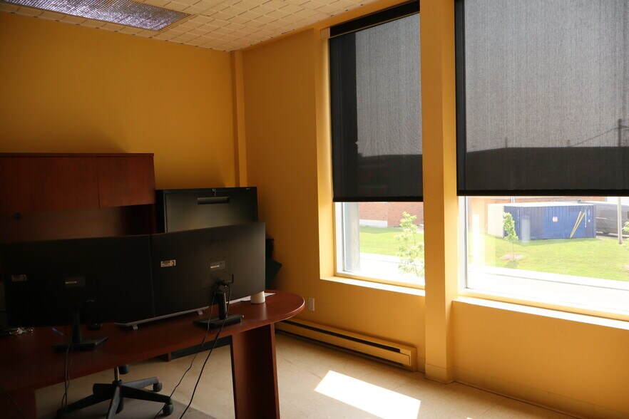 More Photos Of 2655 Rue Michelin, Laval Warehouse For Lease