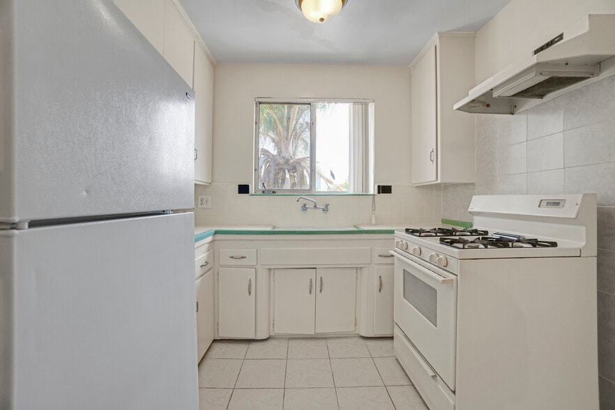 More Photos Of 6705 De Longpre Ave, Los Angeles Apartments For Sale
