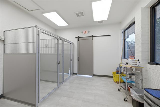 More Photos Of 223 N East Ave, Tahlequah Office For Sale