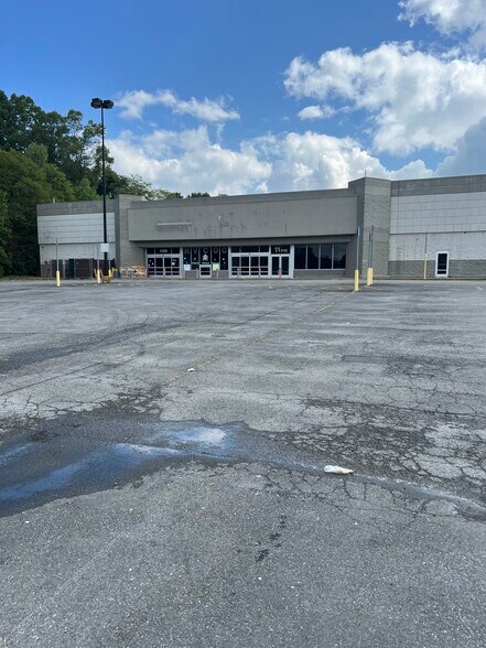 More Photos Of 1556 E Main St, Oak Hill Showroom For Lease