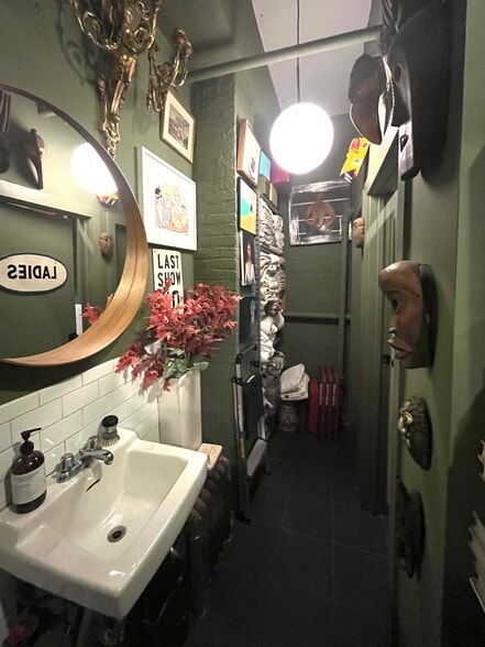 More Photos Of 36 Waverly Ave, Brooklyn Showroom For Lease