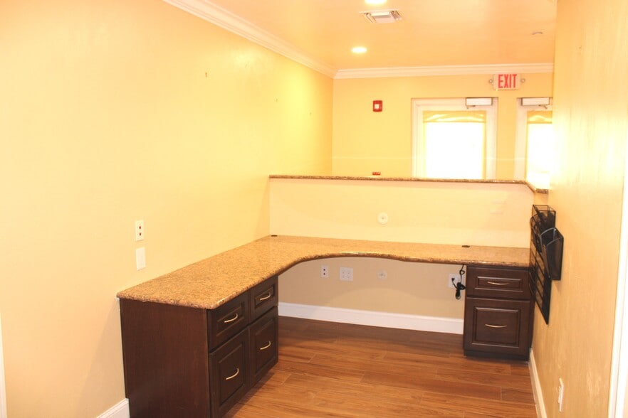 More Photos Of 12801 Commerce Lakes Dr, Fort Myers Light Distribution For Sale