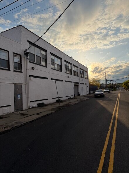 More Photos Of 60 Dickerson St, Newark Light Manufacturing For Lease