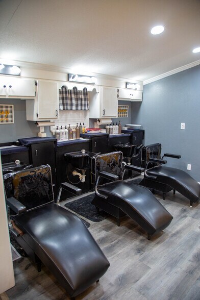 More Photos Of 93 Bell Dr, Baxley General Retail For Sale