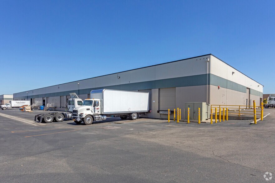 More Photos Of 4067 W Shaw Ave, Fresno Unknown For Lease