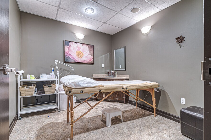 More Photos Of 2602 50 Av, Lloydminster Showroom For Sale