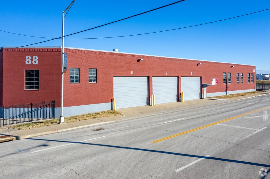 More Photos Of 88-92 Sunshine Rd, Kansas City Distribution For Lease