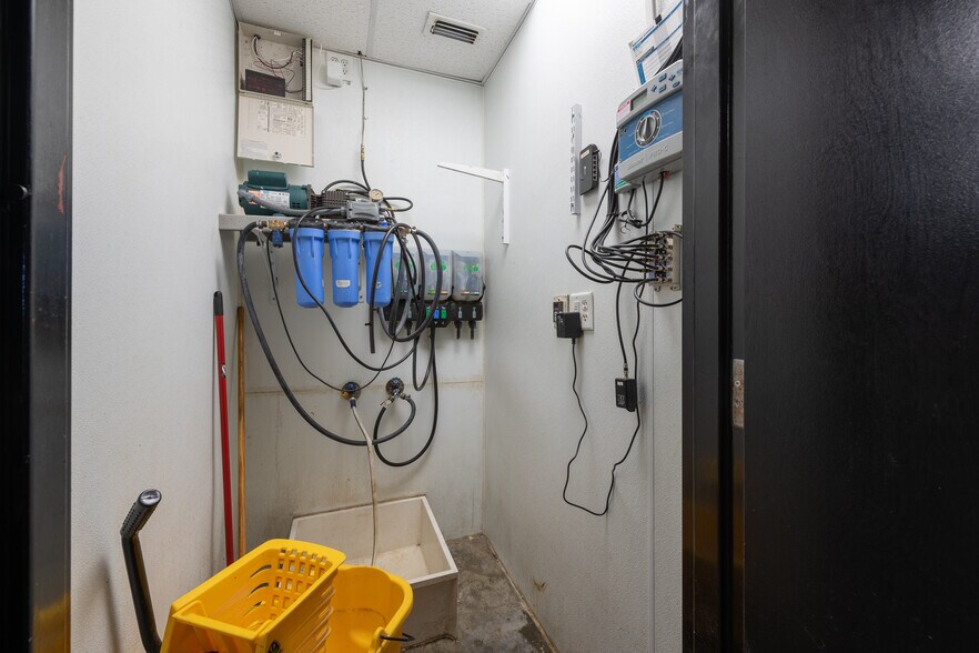 More Photos Of 1402 Old Iowa Park, Wichita Falls Specialty For Lease