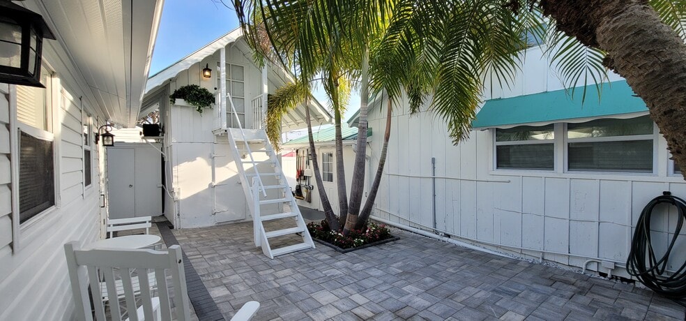More Photos Of 3351 Bahia Vista St, Sarasota Storefront For Sale