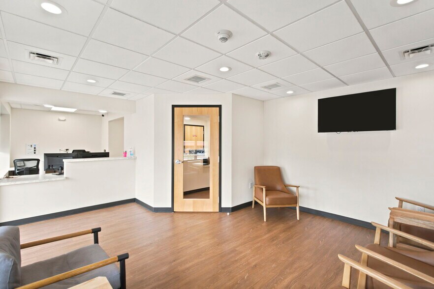 More Photos Of 816 S Mount Olive St, Siloam Springs Medical For Sale