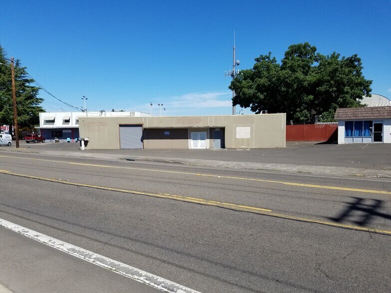 More Photos Of 3060 River Rd N, Salem Warehouse For Lease