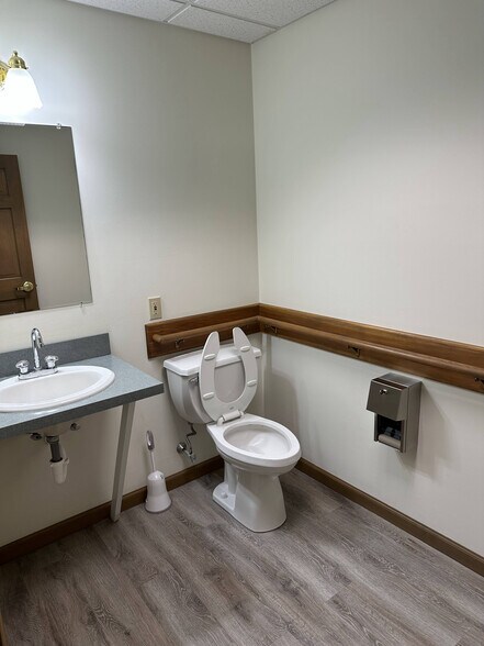 More Photos Of 2970 Corporate Ct, Orefield Medical For Lease