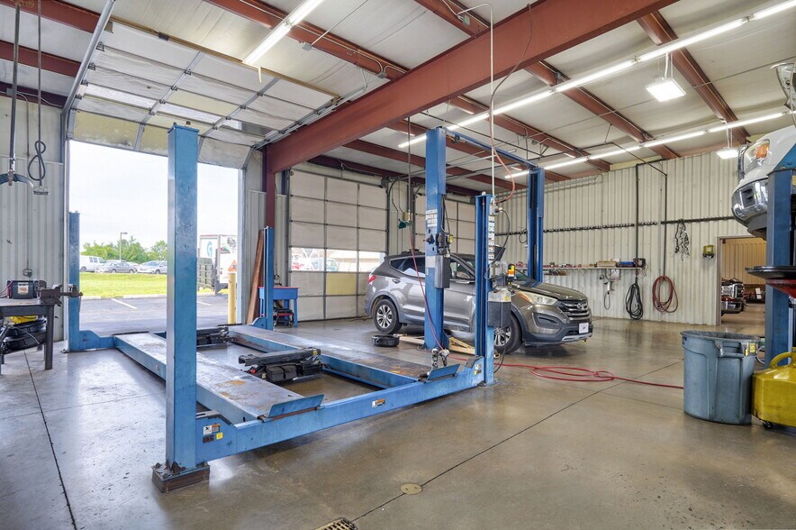 More Photos Of 2140 W Sunset St, Springfield Industrial For Sale