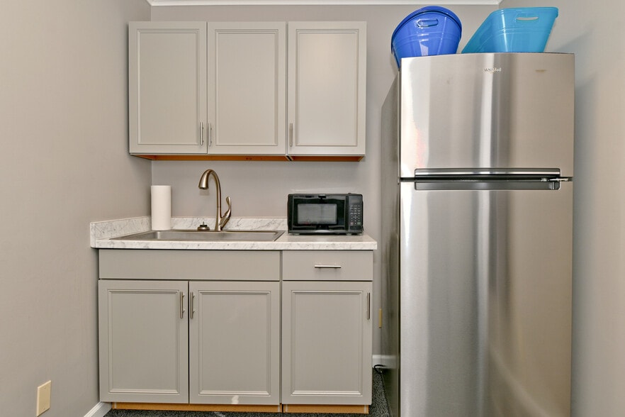 More Photos Of 1030 E Morgan St, Martinsville Office For Sale