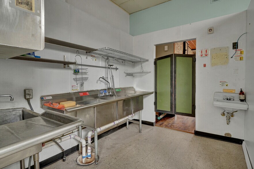 More Photos Of 902 Military Ave, Port Huron Restaurant For Lease