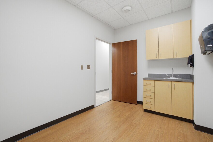 More Photos Of 1603 Santa Rosa Rd, Henrico Medical For Lease