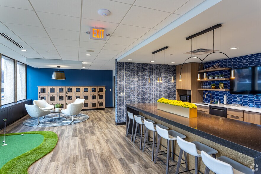 More Photos Of 7701 Forsyth Blvd, Clayton Office For Lease