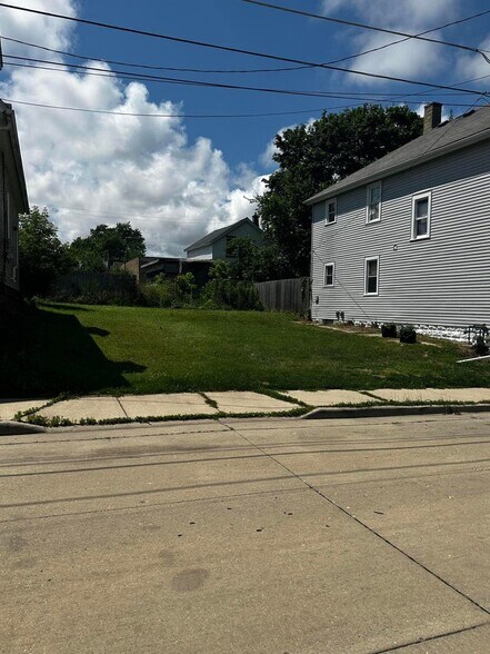 Primary Photo Of 1016 Davis Pl, Racine Land For Sale