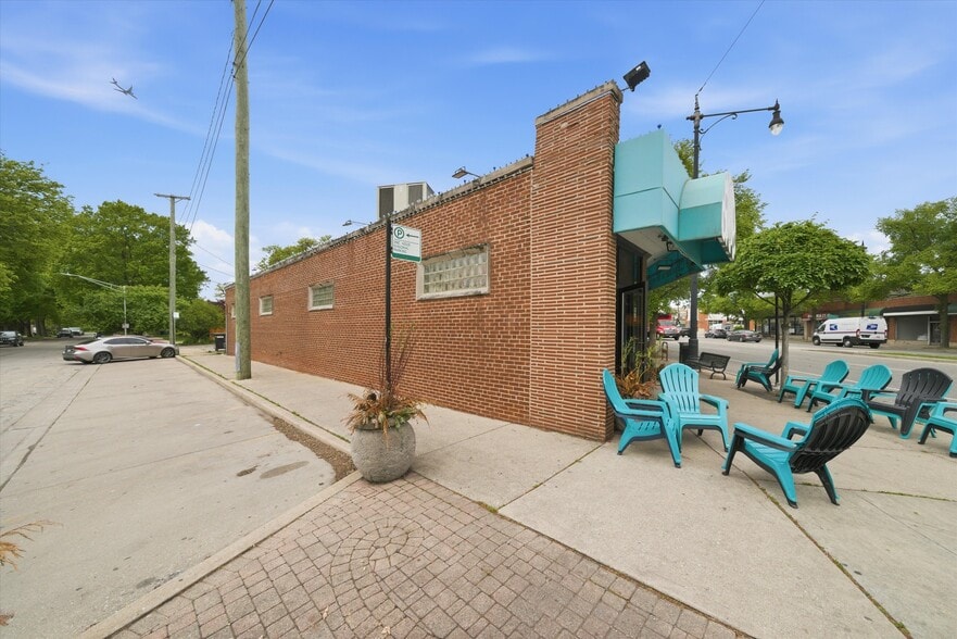 More Photos Of 5337-5353 W Devon Ave, Chicago Storefront Retail Office For Sale