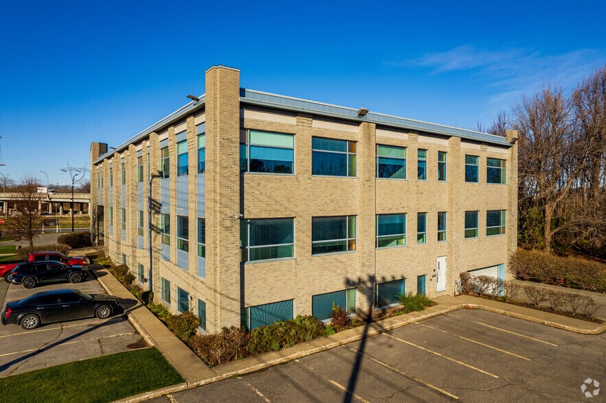 More Photos Of 13200 Boul Métropolitain E, Montréal Office For Sale