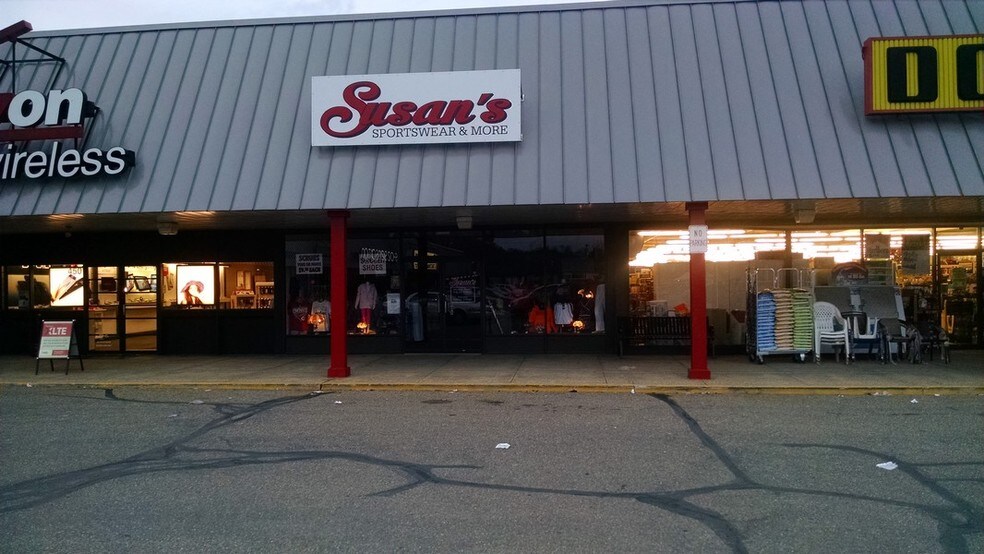 More Photos Of 300-499 Downtowner Plz, Coshocton General Retail For Sale