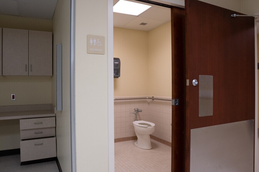 More Photos Of 1883 Highway 43 S, Canton Medical For Lease