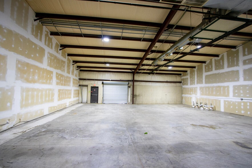 More Photos Of 170 Pontiac Business Center Dr, Elgin Warehouse For Lease