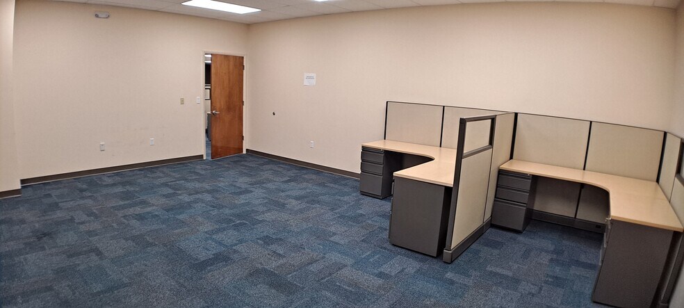 More Photos Of 5000 Park St N, Saint Petersburg Flex For Lease