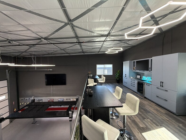 More Photos Of 105 Copper Ranch Rd, Belgrade Showroom For Lease