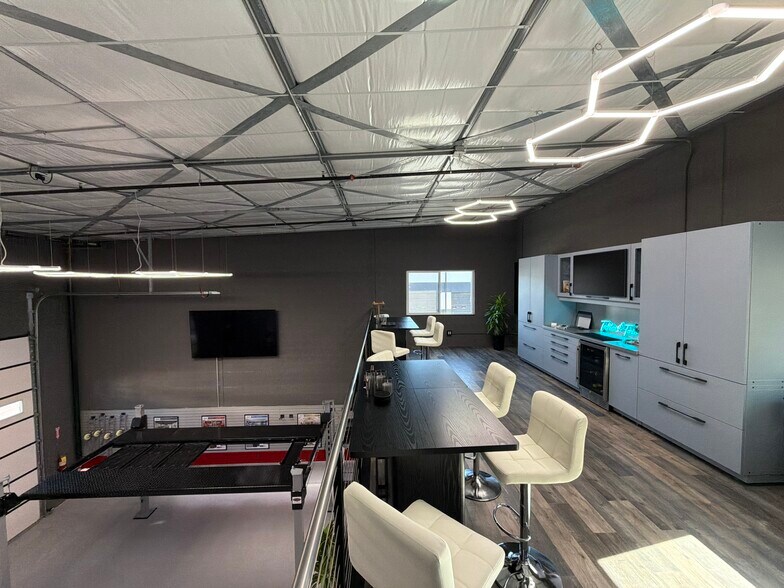 More Photos Of 105 Depot Dr, Belgrade Showroom For Lease