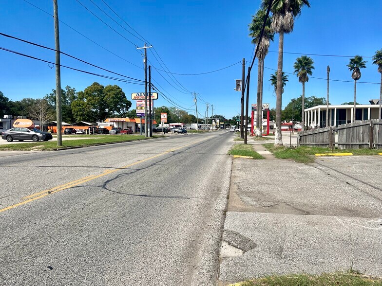 More Photos Of 817 S Gordon St, Alvin Auto Repair For Sale