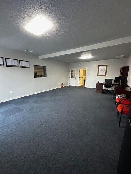More Photos Of 2554 Highway 290 Hwy, Dripping Springs Warehouse For Lease
