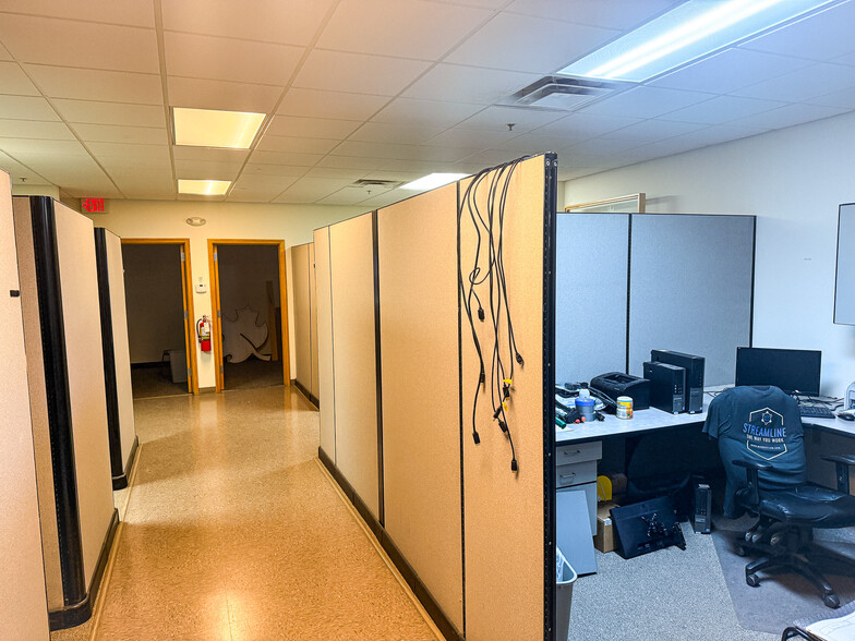 More Photos Of 1674 N Industrial Ave, Ottawa Manufacturing For Sale