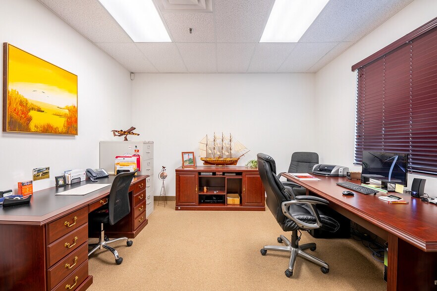 More Photos Of 571 NW Mercantile Pl, Port Saint Lucie Light Manufacturing For Lease