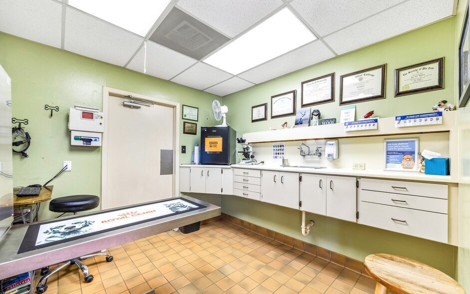 More Photos Of 1516 Sidney Baker St, Kerrville Veterinarian Kennel For Sale