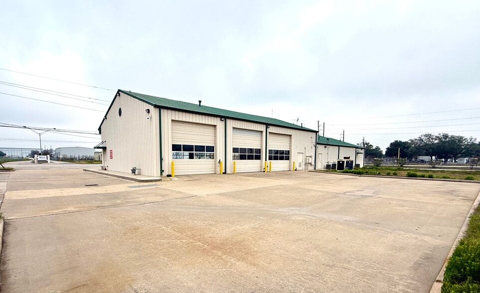 More Photos Of 6404 N Eldridge Pky, Houston Flex For Lease