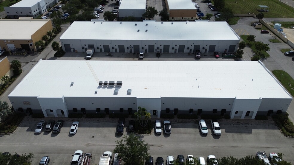 More Photos Of 16121 Lee Rd, Fort Myers Flex For Sale