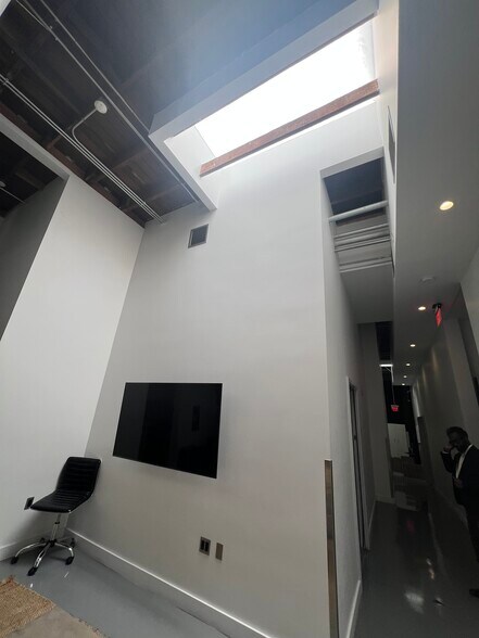 More Photos Of 1138-1148 N Western Ave, Los Angeles Loft Creative Space For Lease