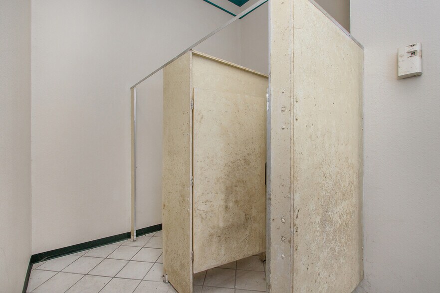 More Photos Of 5030 Coldwater Rd, Flint Freestanding For Lease