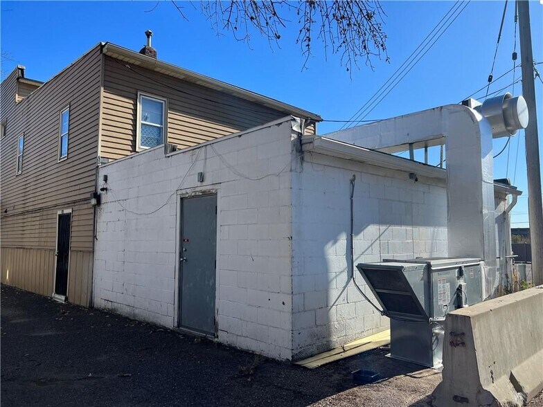 More Photos Of 416 Putnam St, Eau Claire Supermarket For Sale